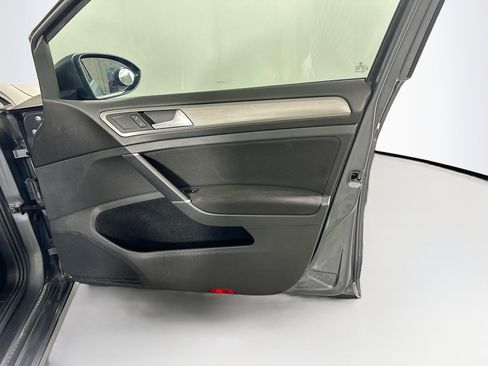 Used 2017 Volkswagen Golf S image 29