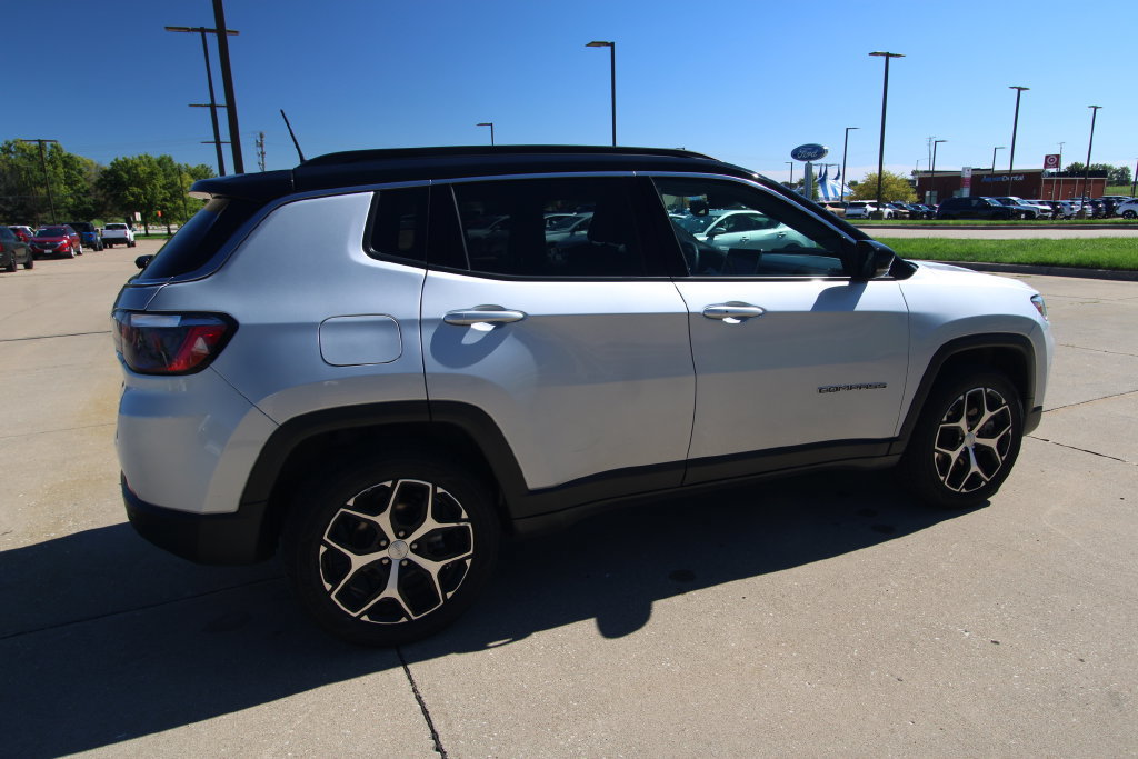 Used 2024 Jeep Compass Limited AWD/4WD image 5