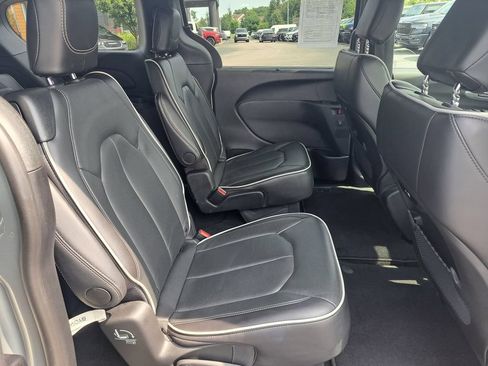 Used 2026 Chrysler Pacifica Limited FWD image 36