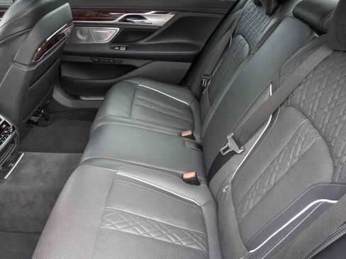 Used 2019 BMW 740i w/ Executive Package image 40