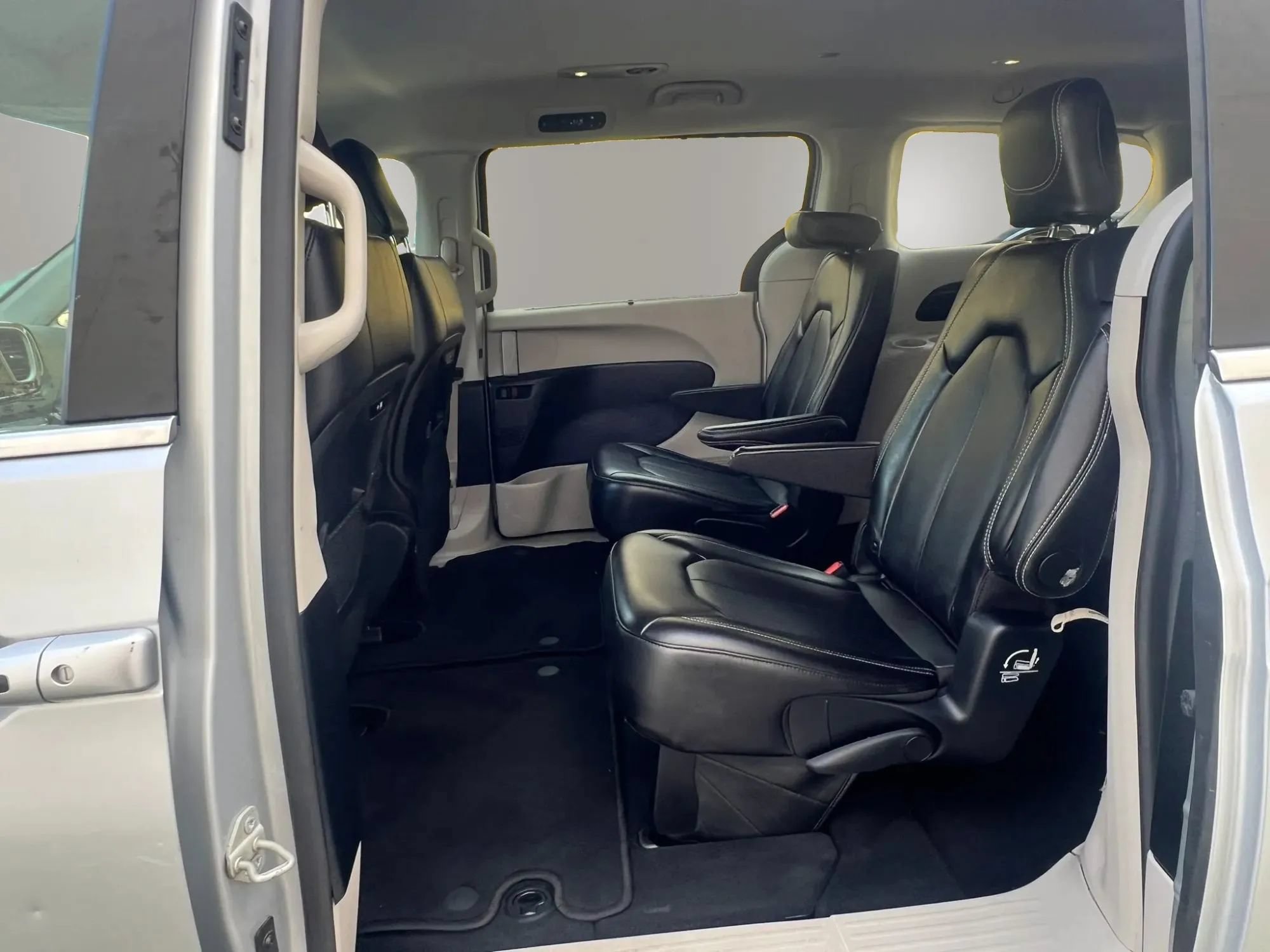 Used 2024 Chrysler Pacifica Touring-L FWD image 29