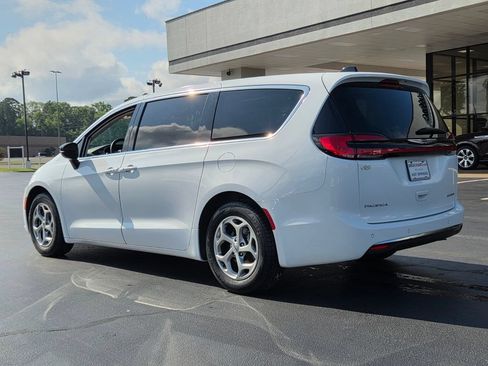 Used 2024 Chrysler Pacifica Limited FWD image 3