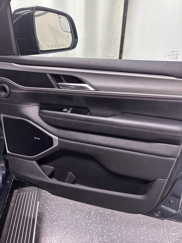 Used 2025 Jeep Wagoneer Series III w/ Premium Group I AWD/4WD image 36