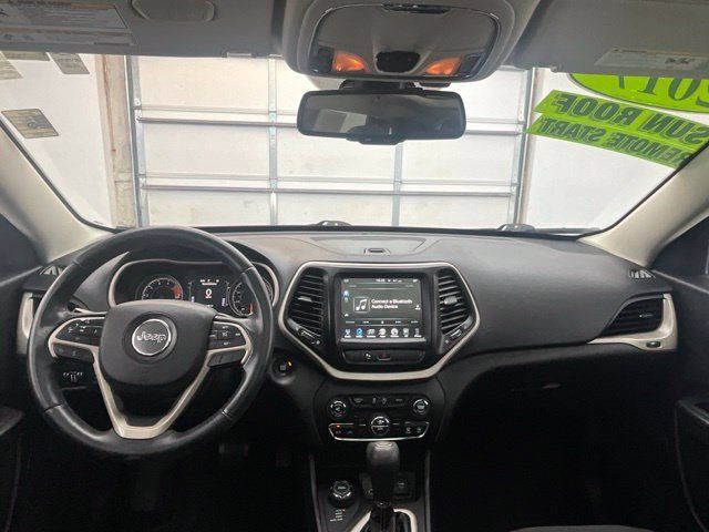 Used 2017 Jeep Cherokee Latitude w/ Comfort/Convenience Group AWD/4WD image 3