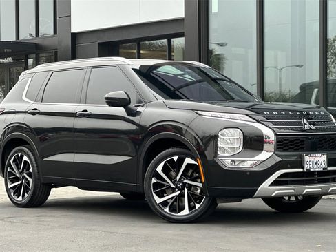 Used 2023 Mitsubishi Outlander SEL image 3