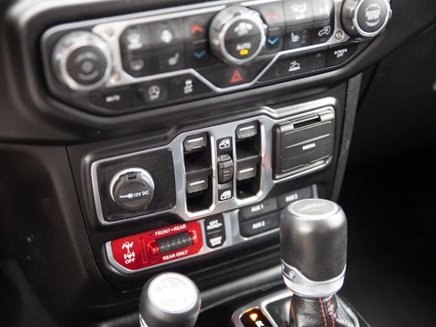 Used 2022 Jeep Gladiator Rubicon w/ Cold Weather Group AWD/4WD image 19