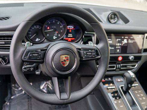 Certified 2025 Porsche Macan image 12