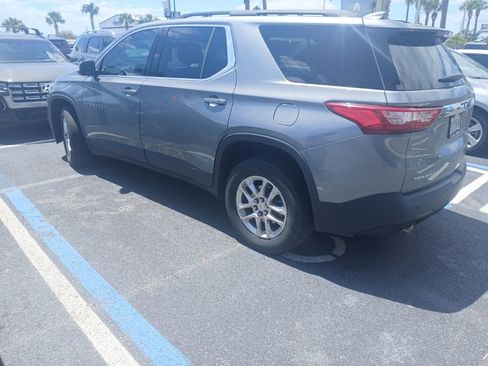 Used 2021 Chevrolet Traverse LT image 3