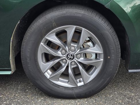 Used 2025 Toyota Sienna LE FWD image 9