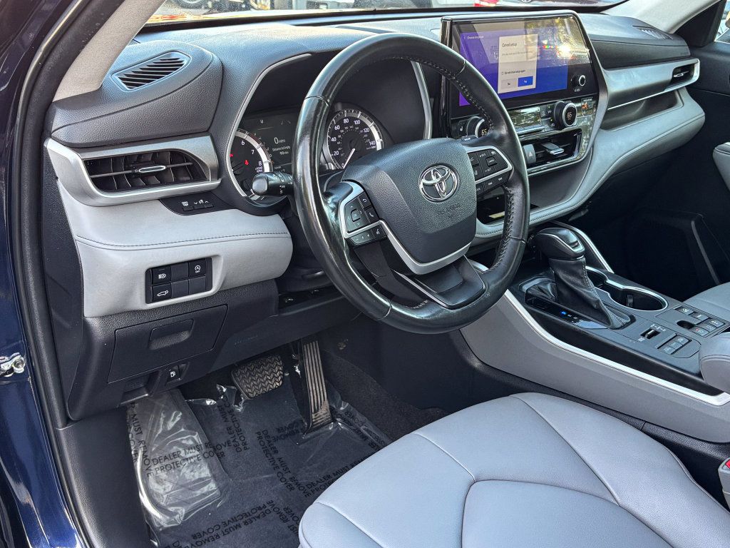 Used 2023 Toyota Highlander XLE AWD/4WD image 16