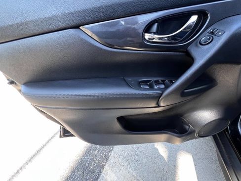 Used 2017 Nissan Rogue SV image 17