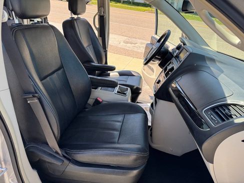 Used 2016 Chrysler Town & Country Touring image 21