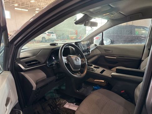 Used 2021 Toyota Sienna LE image 11