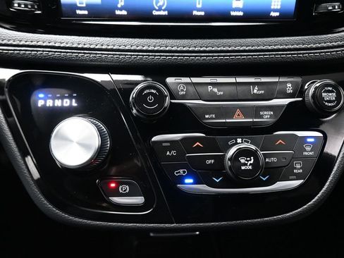 Used 2024 Chrysler Pacifica Touring image 24