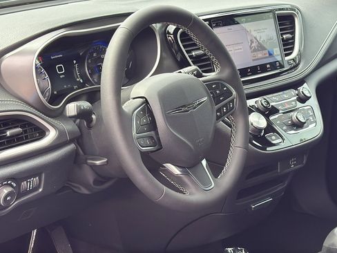New 2026 Chrysler Pacifica Select image 9
