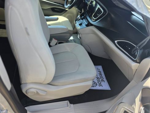 Used 2017 Chrysler Pacifica Touring w/ Tire & Wheel Group FWD image 30