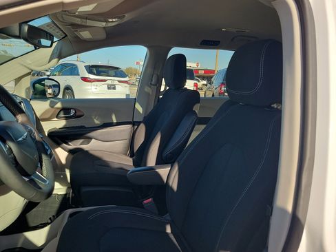 Used 2023 Chrysler Voyager LX image 16