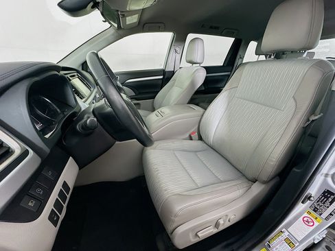 Used 2019 Toyota Highlander Plus AWD/4WD image 13