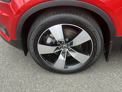 Used 2022 Volvo XC40 T5 Momentum image 9