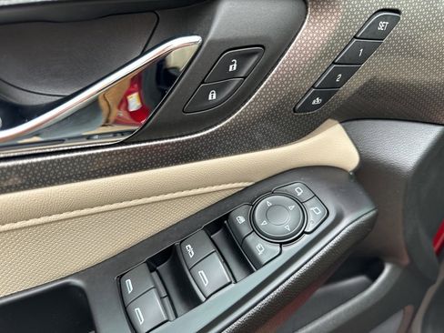 Used 2023 Chevrolet Traverse Premier image 10