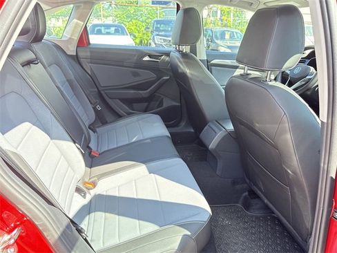 Used 2025 Volkswagen Jetta SE w/ Sunroof Package image 30