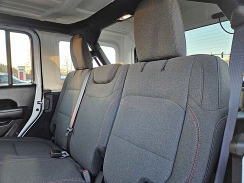 Used 2025 Jeep Wrangler Unlimited Rubicon w/ Technology Group image 19