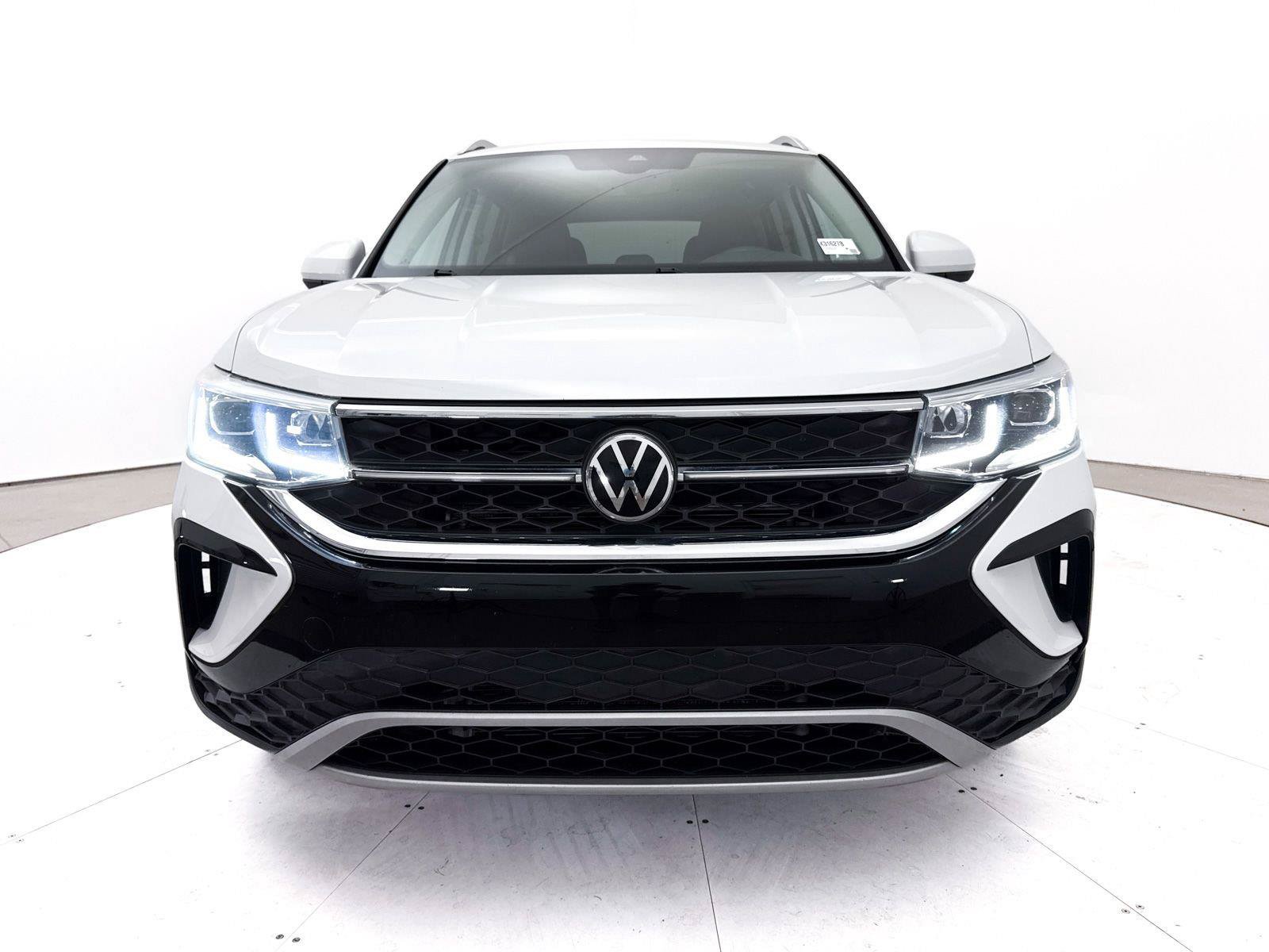Used 2022 Volkswagen Taos SEL w/ Panoramic Sunroof Package FWD image 11