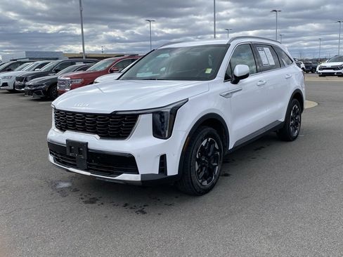 Used 2024 Kia Sorento S image 3