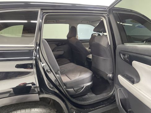 Used 2021 Toyota Highlander L image 21