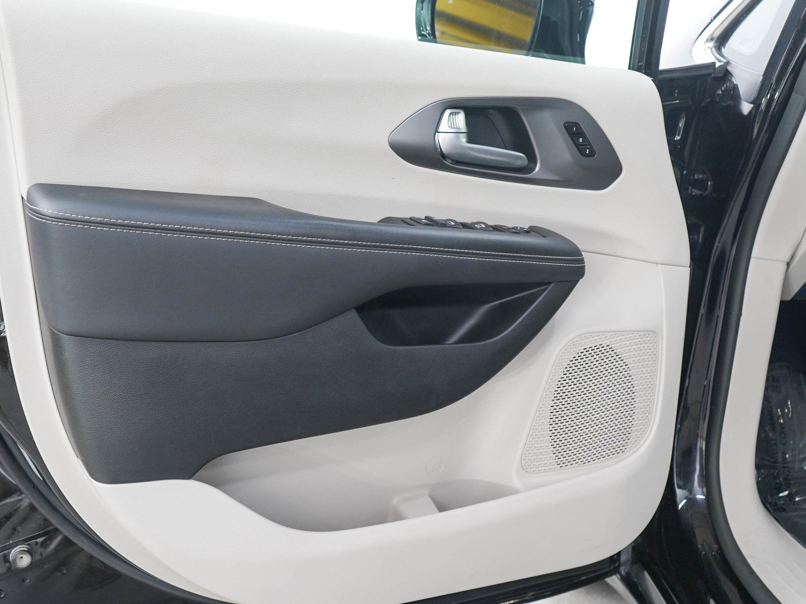 Used 2024 Chrysler Pacifica Touring-L AWD/4WD image 22