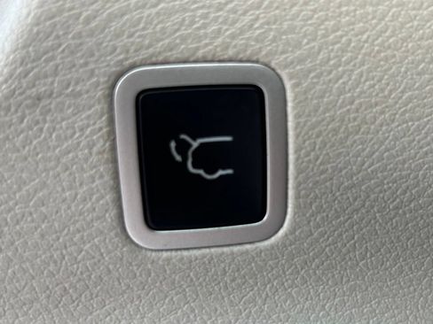 Used 2023 Chrysler Pacifica Touring-L AWD/4WD image 40
