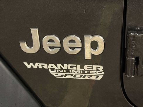 Used 2018 Jeep Wrangler Unlimited Sport S AWD/4WD image 25