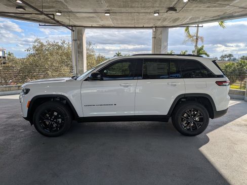 New 2026 Jeep Grand Cherokee Altitude image 8