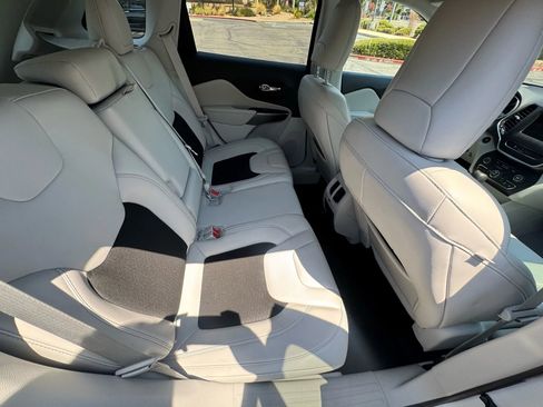 Used 2020 Jeep Cherokee Latitude Plus w/ Comfort/Convenience Group image 15