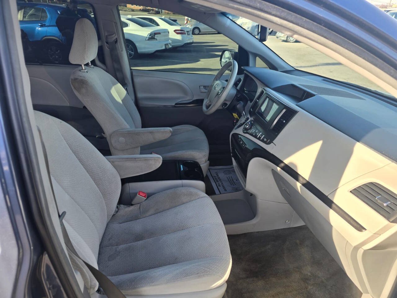 Used 2014 Toyota Sienna LE FWD image 22
