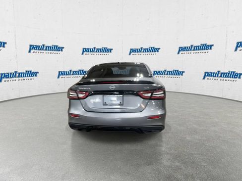 Used 2023 Nissan Maxima SR w/ Sport Mat Group FWD image 10
