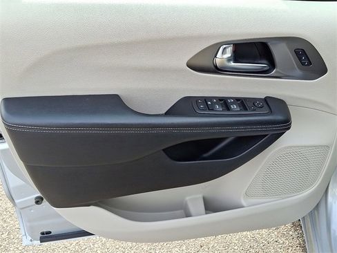 Used 2023 Chrysler Pacifica Touring-L image 10