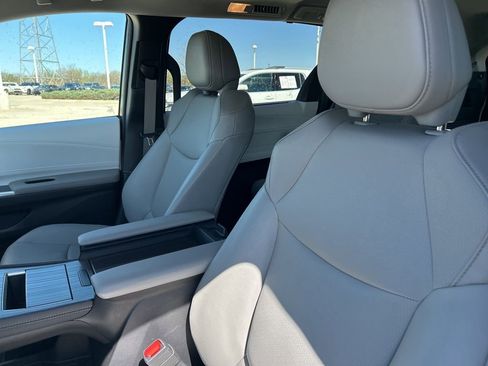 Used 2025 Toyota Sienna XLE w/ XLE Plus Package image 8