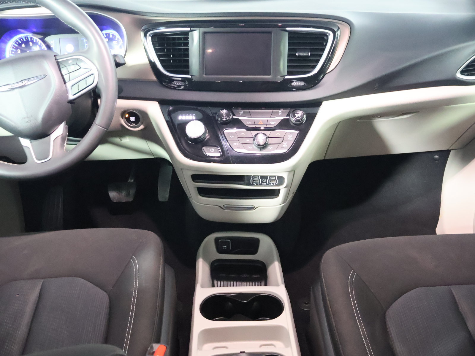 Used 2023 Chrysler Voyager LX FWD image 41