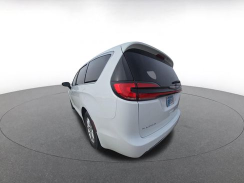 Used 2025 Chrysler Pacifica Select image 7