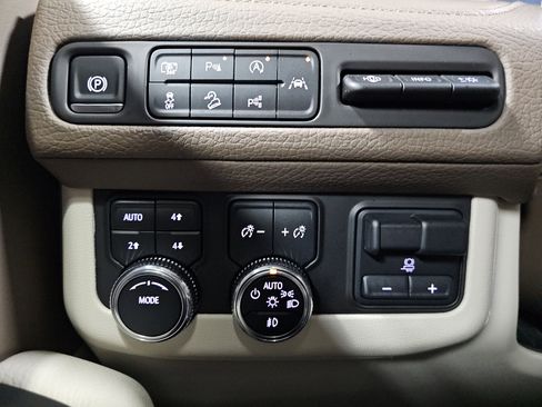 Used 2024 GMC Yukon Denali w/ Advanced Technology Package image 27