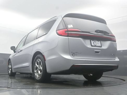 Used 2023 Chrysler Pacifica Limited FWD image 47