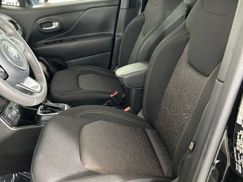 Used 2023 Jeep Renegade Latitude AWD/4WD image 12