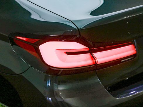 Certified 2023 BMW 530e w/ Premium Package RWD image 12