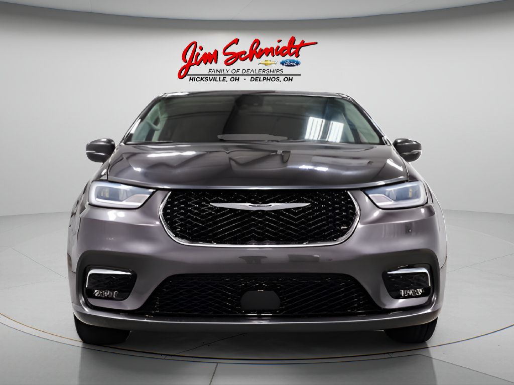 Used 2023 Chrysler Pacifica Touring-L FWD image 2