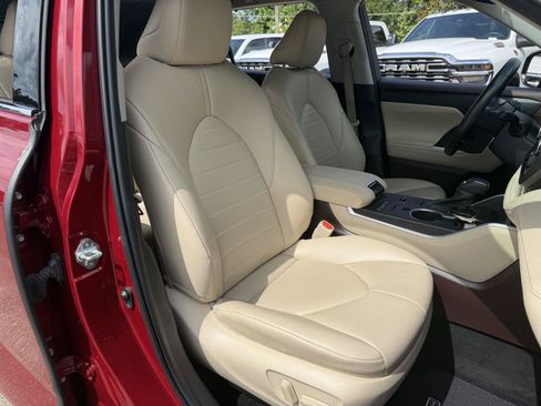 Used 2022 Toyota Highlander XLE FWD image 22