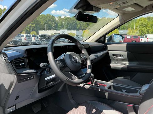 Used 2025 Nissan Kicks SR w/ SR Premium Package FWD image 16