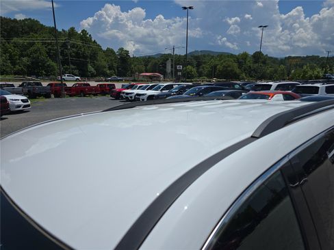 Used 2025 Chevrolet Traverse LT FWD image 11