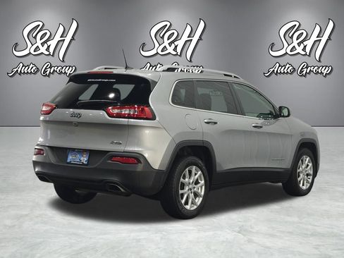 Used 2017 Jeep Cherokee Latitude w/ Cold Weather Group FWD image 16