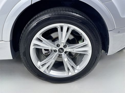Used 2023 Audi Q8 Prestige image 9